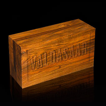 Eremit Display Warenbeisteller Markenaufsteller für Valdasaar, Lasergravur auf Nußholz