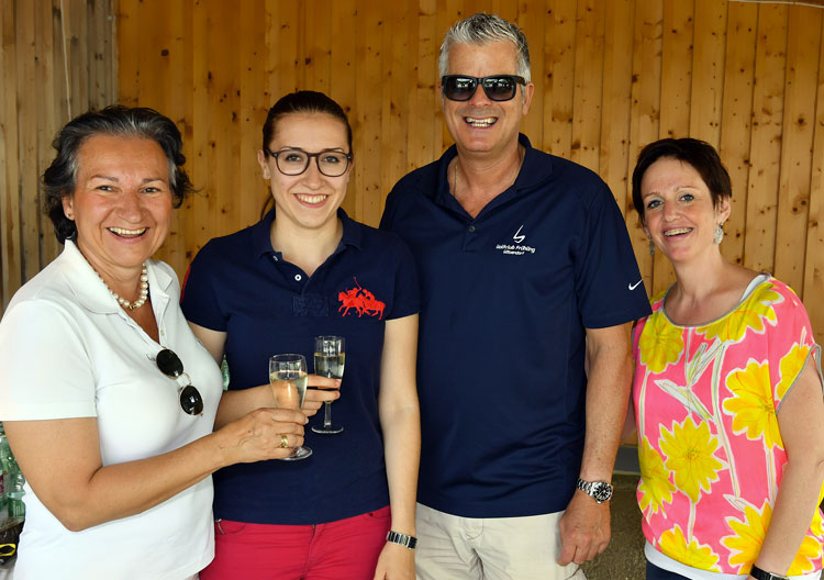 Helene und Christina Eremit (Eremit-Display) Wolfram Pirchner, Mag. Cornelia Kleinberger (Büroleitung Hilfe im eigenen Land) - Charity Golf Turnier Juni 2016 für Hilfe im eigenen Land, Golfclub Frühling