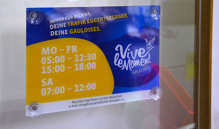 Gauloises Trafikschild - jedes einzelne Schild personalisiert mit Namen und Öffnungszeiten