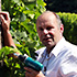 Pitnauer montiert Weingartenschild